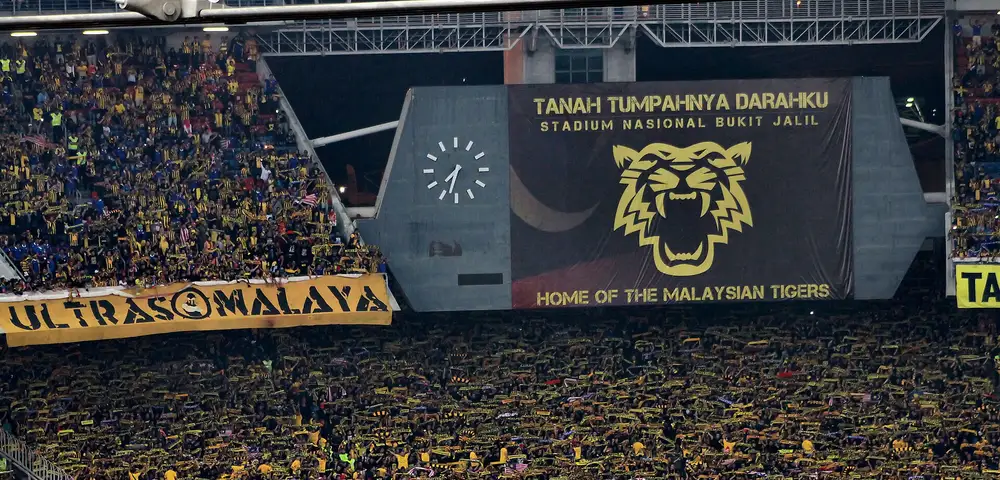 Penyokong Ultras Malaya memenuhi Stadium Nasional Bukit Jalil dengan sepanduk Harimau Malaysia