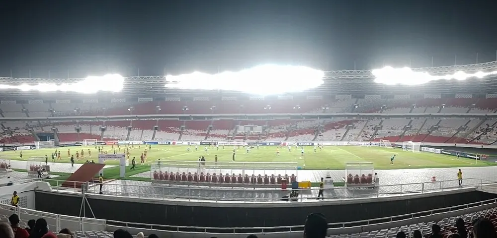 Bahagian dalam Stadium Utama Gelora Bung Karno di Jakarta pada waktu malam