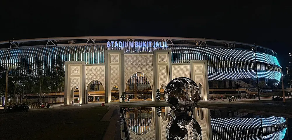 Pintu masuk Stadium Nasional Bukit Jalil pada waktu malam